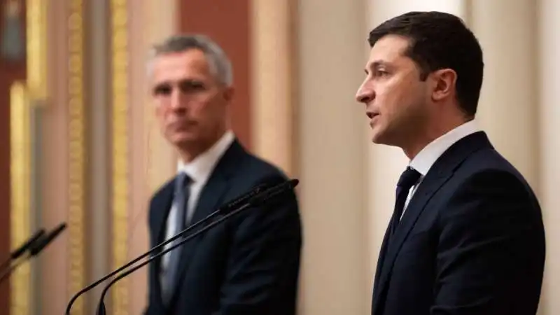 volodymyr zelensky e jens stoltenberg 5