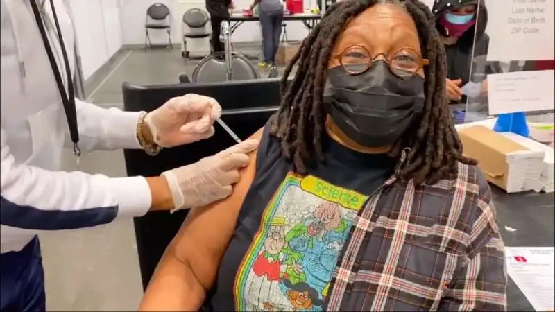 whoopi golbert e il vaccino contro il coronavirus