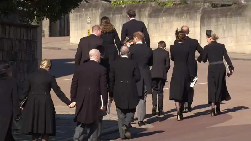 william e harry insieme alla fine del funerale di filippo 1