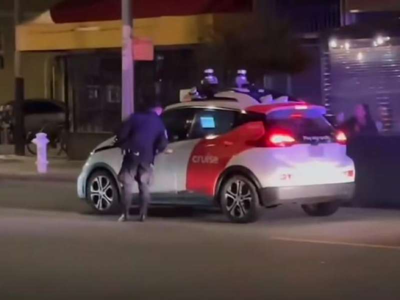 auto a guida autonoma non si ferma al controllo della polizia 3