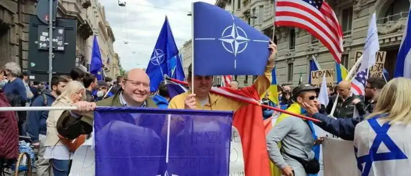 bandiere della nato al corteo del 25 aprile 