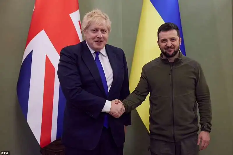 Boris Johnson e Volodymyr Zelensky