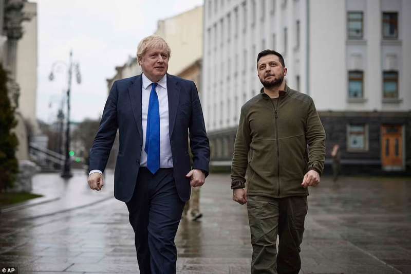 Boris Johnson e Volodymyr Zelensky 5