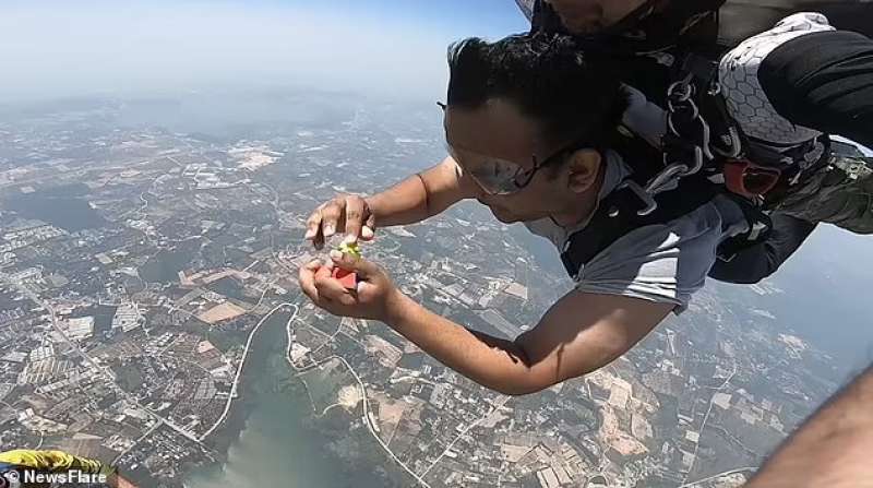 Chinmay Prabhu risolve la piramide di Rubik