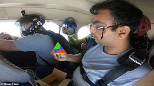 Chinmay Prabhu risolve la piramide di Rubik 2