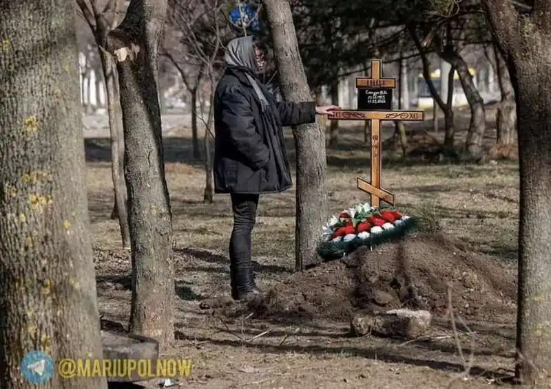 cimiteri improvvisati a mariupol    3