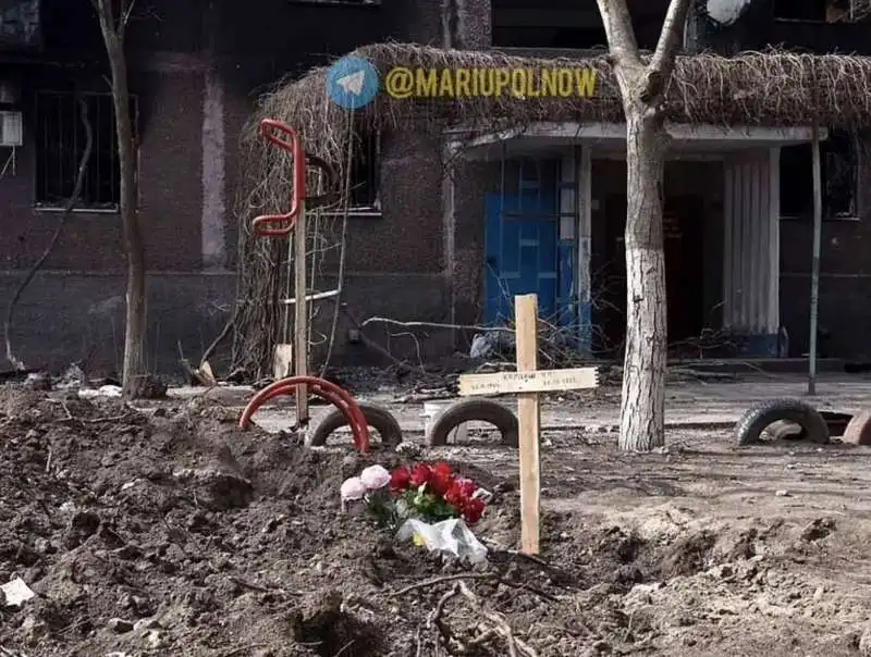 cimiteri improvvisati a mariupol    5