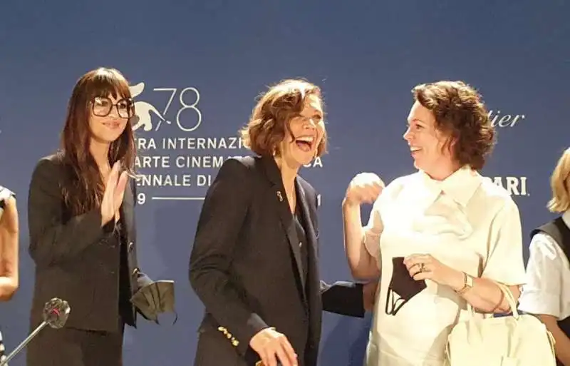 dakota johnson maggie gyllenhaal olivia colman a venezia 