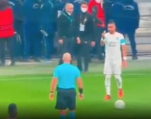 dimitri payet colpito con un pezzo di vetro lanciato dagli spalti