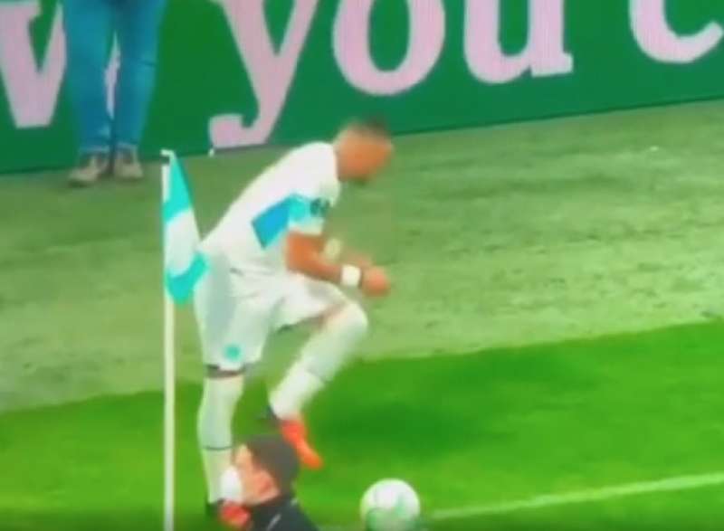 dimitri payet colpito con un pezzo di vetro lanciato dagli spalti