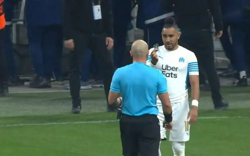 dimitri payet colpito con un pezzo di vetro lanciato dagli spalti 