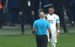 dimitri payet colpito con un pezzo di vetro lanciato dagli spalti