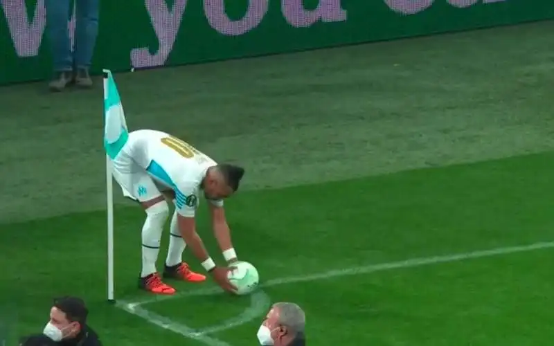 dimitri payet colpito con un pezzo di vetro lanciato dagli spalti 