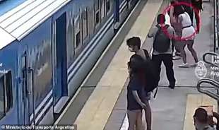 Donna precipita sotto al treno a Buenos Aires