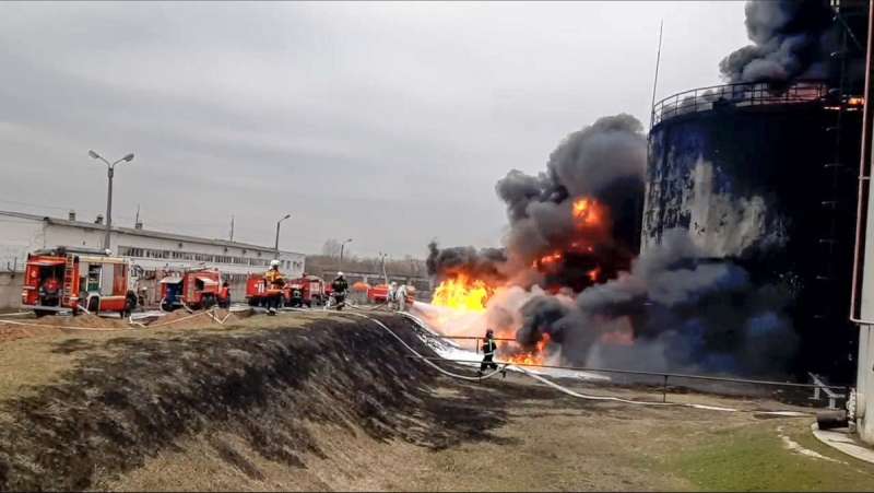 elicotteri ucraini attaccano deposito di carburante a belgorod 15