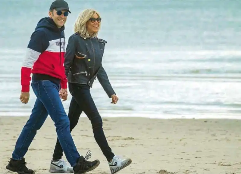 EMMANUEL E BRIGITTE MACRON PASSEGGIANO IN SPIAGGIA A LE TOUQUET 