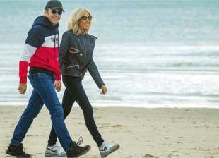 EMMANUEL E BRIGITTE MACRON PASSEGGIANO IN SPIAGGIA A LE TOUQUET