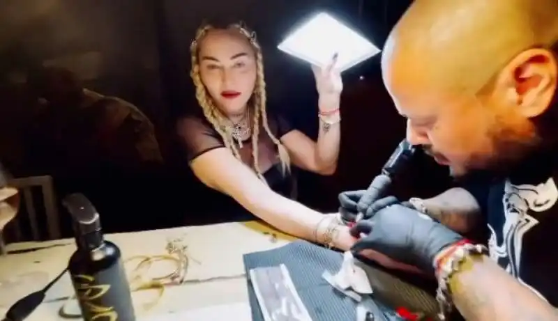 il nuovo tatuaggio di madonna 1