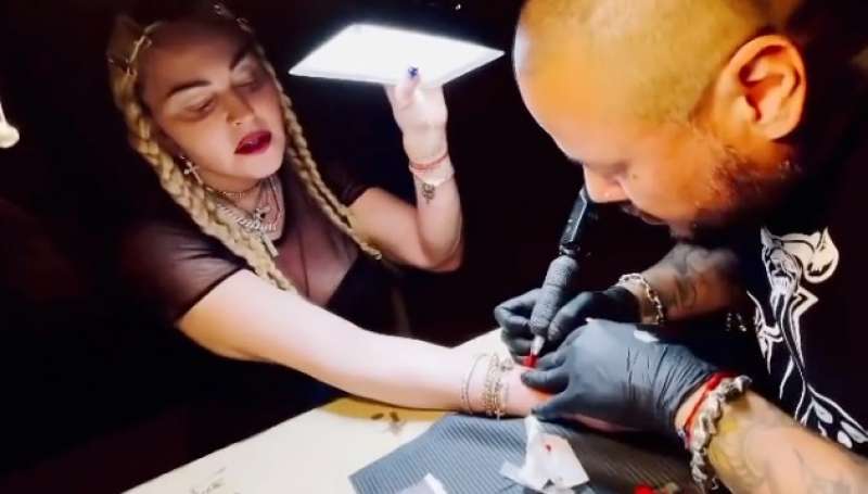 il nuovo tatuaggio di madonna 2