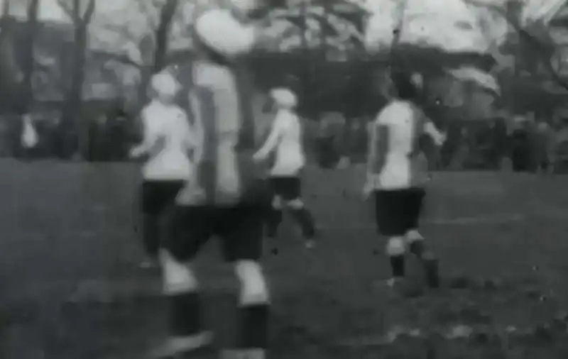 il video della prima partita di calcio femminile in gran bretagna 3