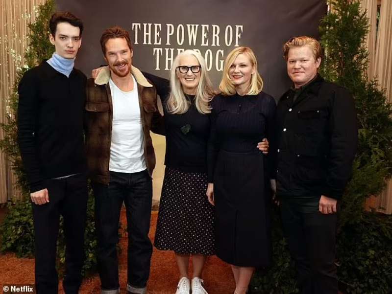 Jane Campion con il cast de Il Potere del cane