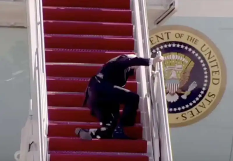 joe biden cade dalla scaletta dell'air force one 