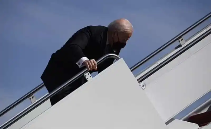 joe biden cade dalla scaletta dell'air force one  