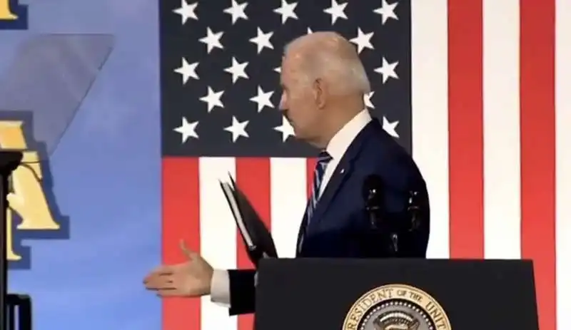 joe biden stringe la mano all'aria