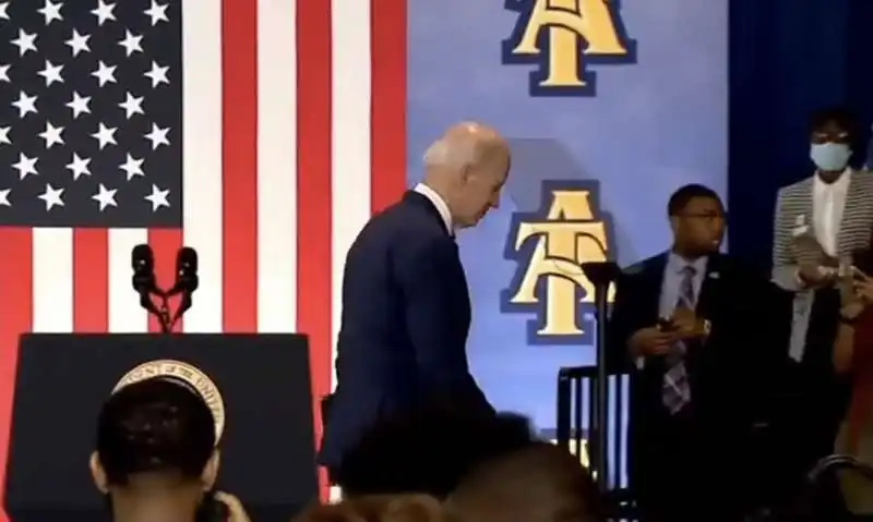 joe biden stringe la mano all'aria 2