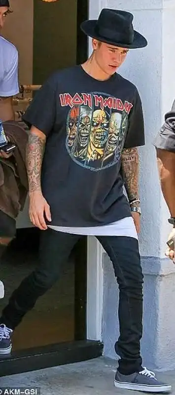 justin bieber con la maglietta degli iron maiden 