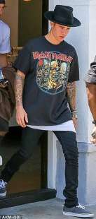 justin bieber con la maglietta degli iron maiden