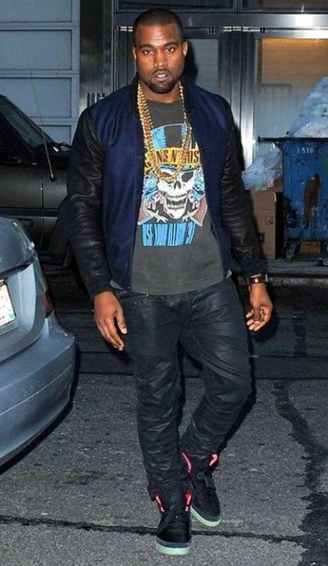 kanye west con la maglietta dei guns n roses