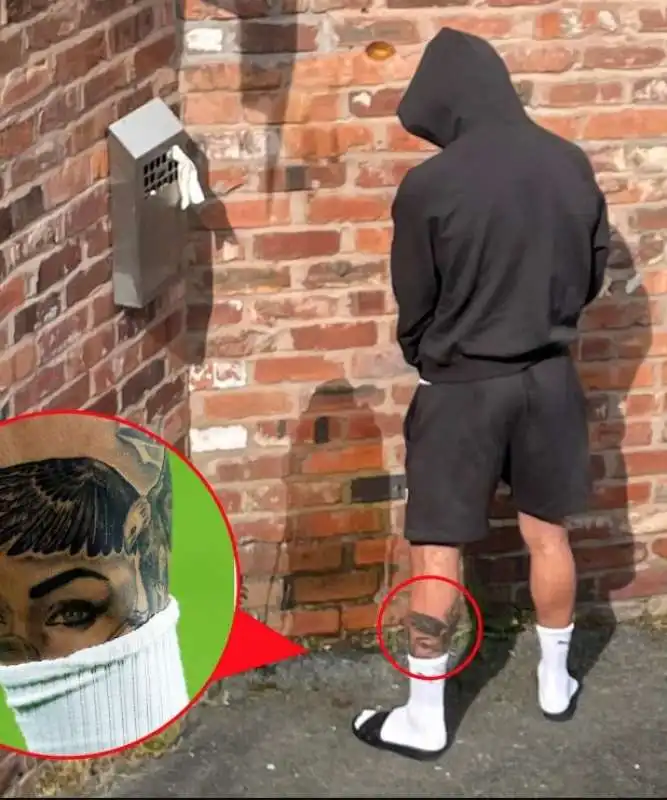 kyle walker beccato a fare pipi sul muro di un hotel 