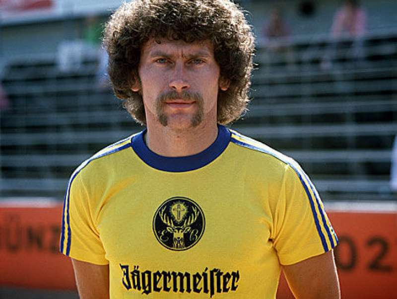 la maglia del braunschweig con lo sponsor jagermeister