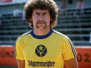 la maglia del braunschweig con lo sponsor jagermeister