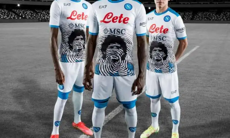 la maglia del napoli in onore di maradona 2