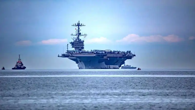 la portaerei uss truman in rada a trieste