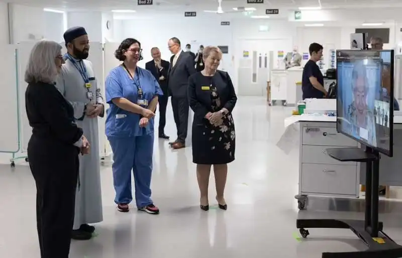 la regina elisabetta in collegamento con il royal london hospital  3