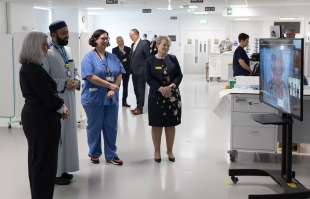 la regina elisabetta in collegamento con il royal london hospital 3