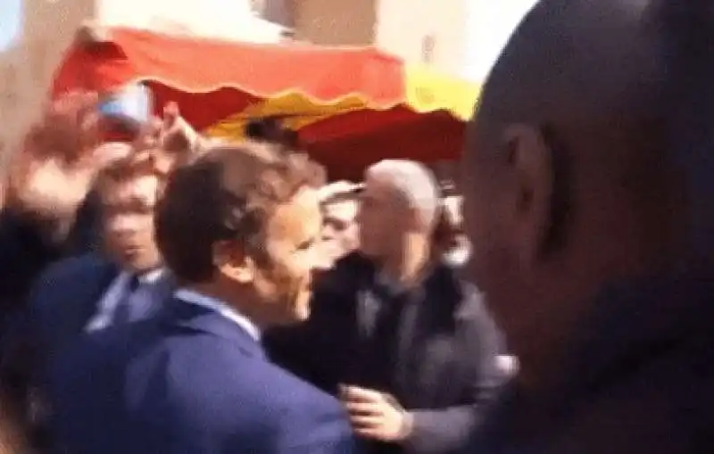 lancio di pomodori su emmanuel macron 1