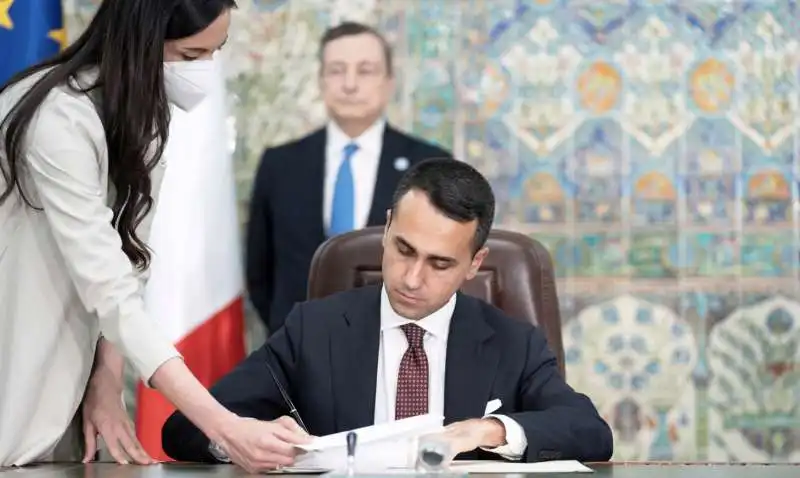 luigi di maio firma l'accordo con l'algeria per il gas 