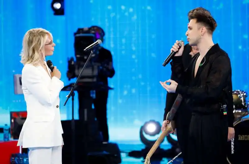 maria de filippi e alessio bernabei 145