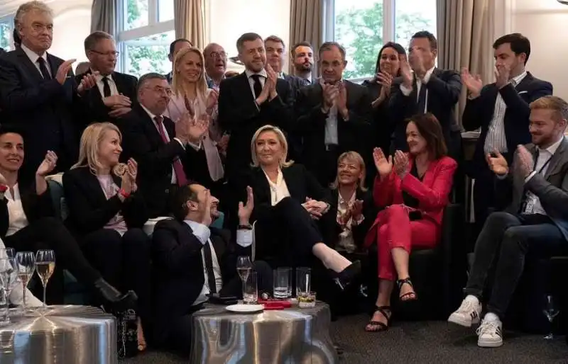 marine le pen con il suo staff