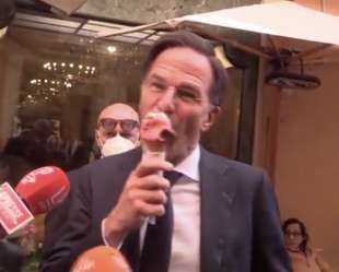 mark rutte mangia un gelato a roma 2