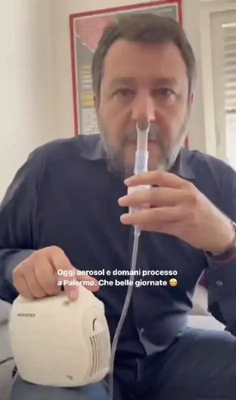 matteo salvini si fa l aerosol   1