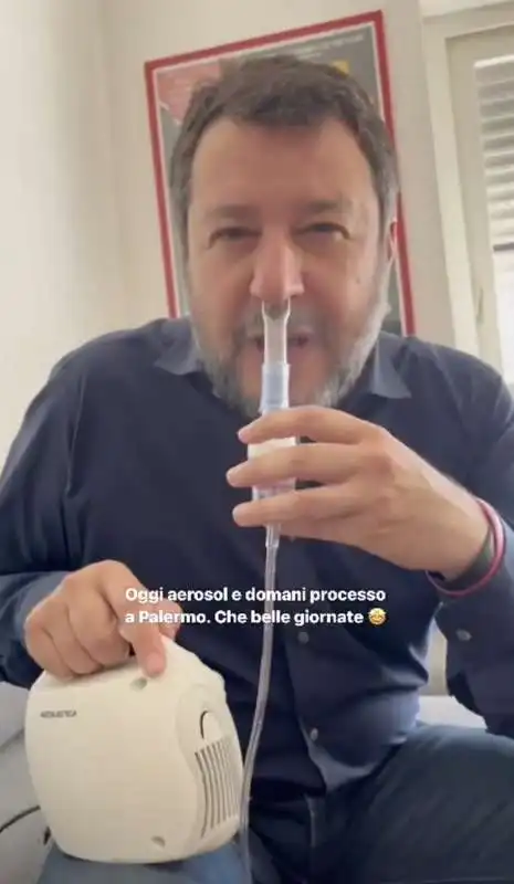 matteo salvini si fa l aerosol   2