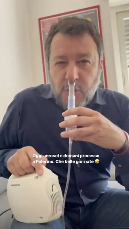 matteo salvini si fa l aerosol   3