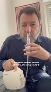 matteo salvini si fa l aerosol 3