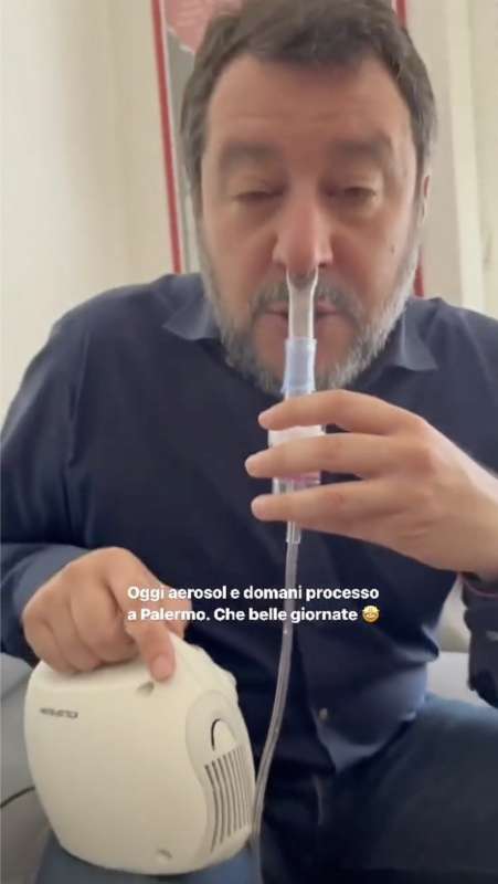 matteo salvini si fa l aerosol 4