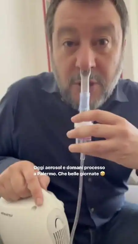 matteo salvini si fa l aerosol   5